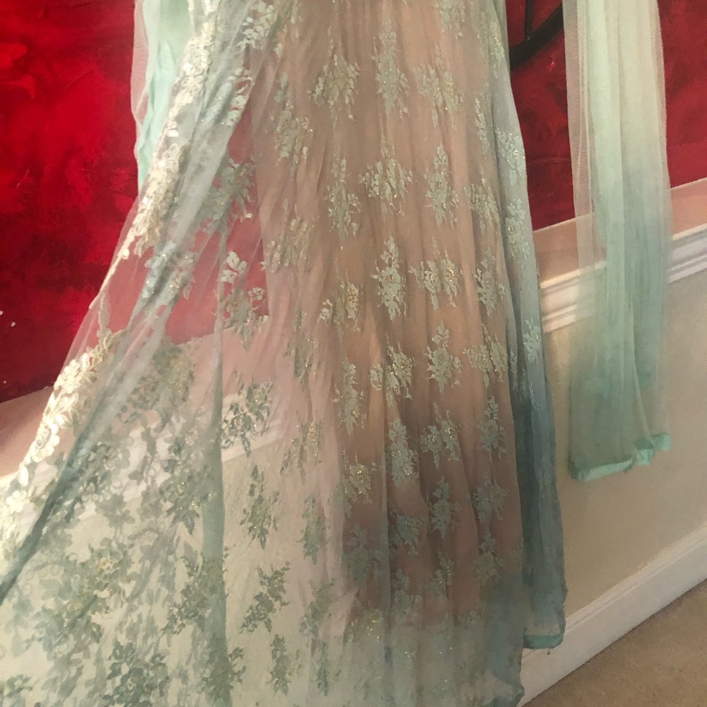 Beautiful outfit - Picture 4 of 7